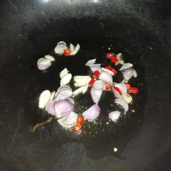 Tumis bawang merah, bawang putih dan cabe rawit sampai harum.
