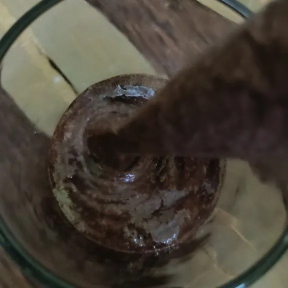Siapkan gelas atau wadah saji, lalu semprotkan milky chocolate mousse secukupnya.