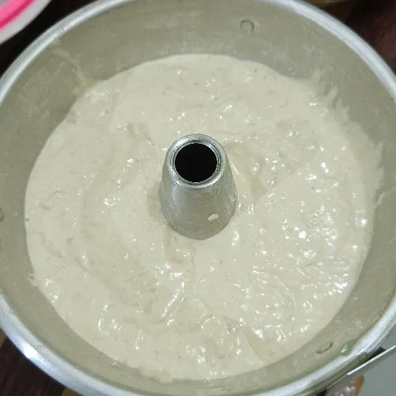 Siapkan loyang, oles tipis margarin, lalu tuang adonan, sisakan sedikit adonan, lalu hentak hentak kan.