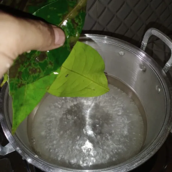 Masukkan daun salam.