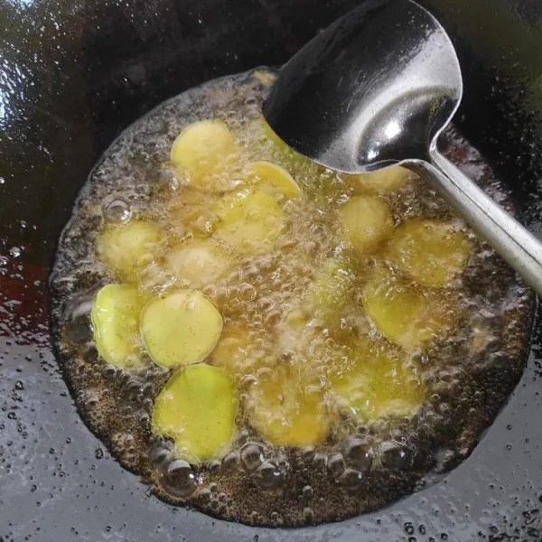 Panaskan minyak, goreng jengkol dengan api sedang.