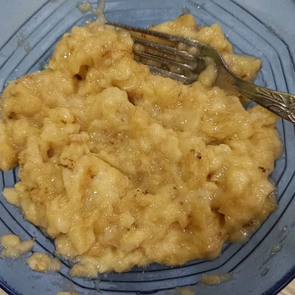 Kupas pisang lalu haluskan pisang dengan garpu.