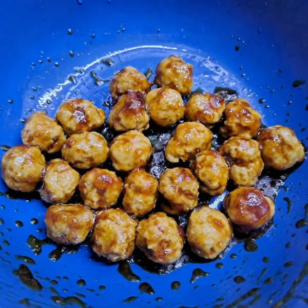 Masukkan bakso kerikil, aduk rata dengan bumbu. Biarkan 10 menit sampai meresap.