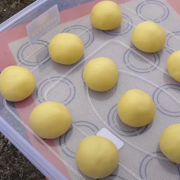 Potong dan bagi adonan seperti ini , lalu tutup lagi dengan kain (10 menit).