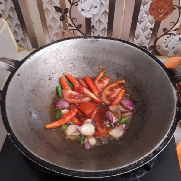 Siapkan bahan sambel, goreng dalam minyak panas sampai layu.