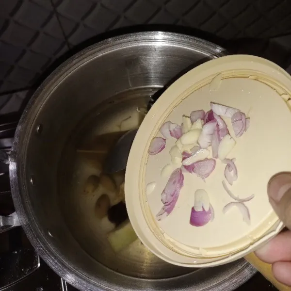 Dan masukkan juga irisan bawang merah dan putih.