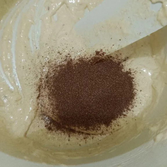 Campur bubuk coklat dengan sisa adonan, aduk rata.