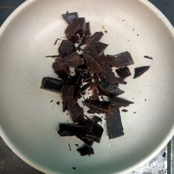 Iris kecil-kecil coklat kemudian lelehkan.