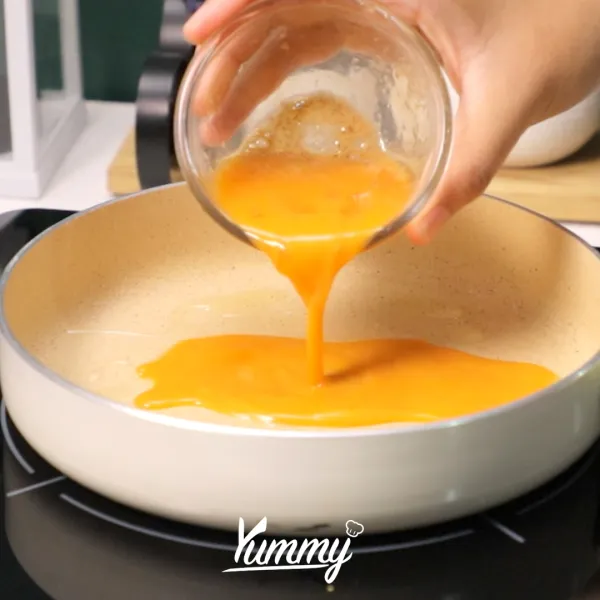 Siapkan pan, kemudian masak telur hingga menjadi scramble. Sisihkan.