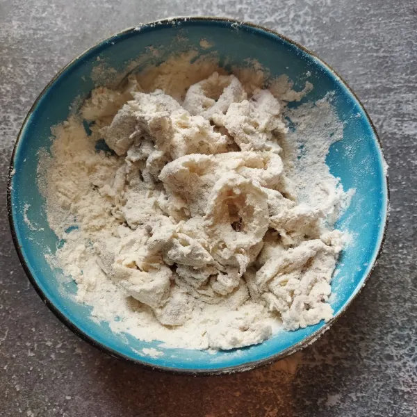 Masukkan cumi ke tepung pelapis kering sambil dicubit-cubit agar tepung menempel.
