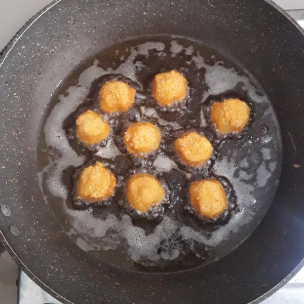 Masukkan tape ke dalam minyak panas, goreng sampai kering.