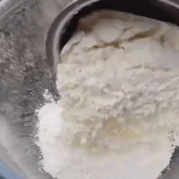 Masukan tepung protein tinggi dan garam , aduk hingga tercampur.