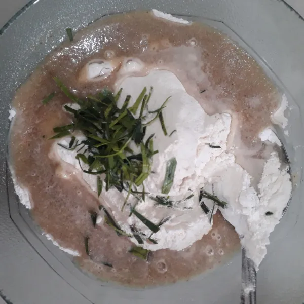 Siapkan mangkuk. Masukkan tepung beras, tepung bumbu serbaguna, daun jeruk dan bumbu halus. Tambahkan air secukupnya. Aduk sampai tepung larut dan tercampur rata.