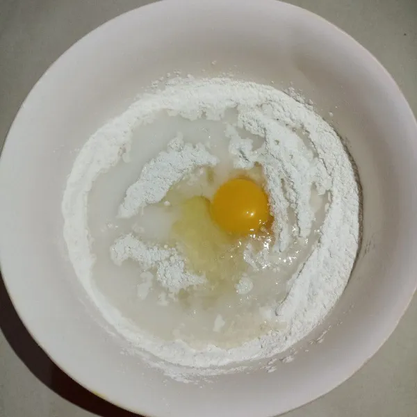 Tambahkan 1 butir telur.Tuang pula 150 ml airnya.