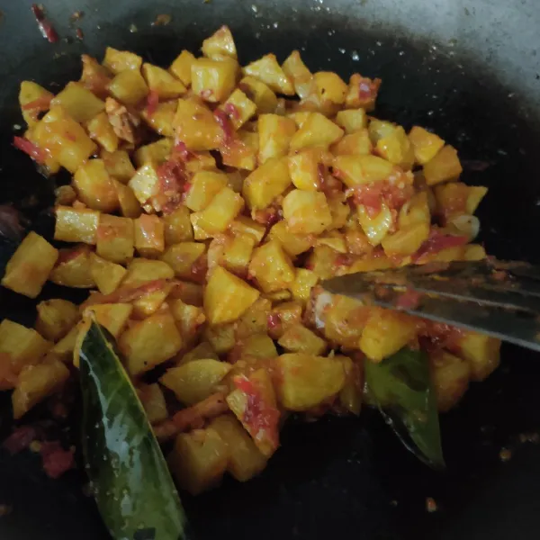 Masak beberapa saat hingga bumbu meresap, koreksi rasa, matikan kompor.