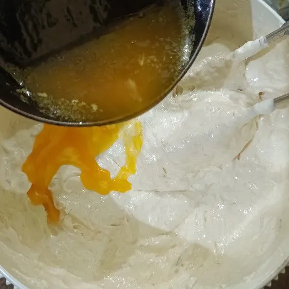 Kemudian terakhir masukkan margarin cair, aduk hingga semua tercampur rata.