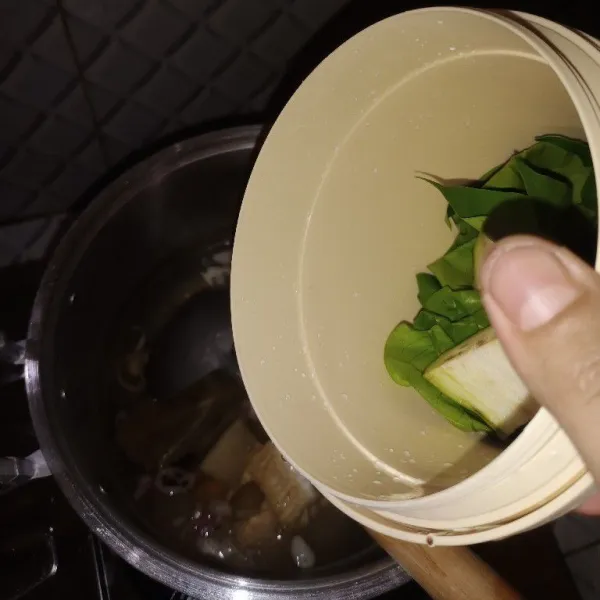 Terakhir masukkan sisa sayur asam yang lainnya.