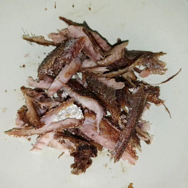 Suwir-suwir daging ikan goreng.