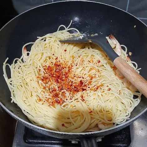 Masukkan spaghetti, chili flake dan air lalu aduk rata.