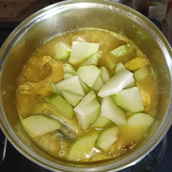 Masukkan juga labu siam.