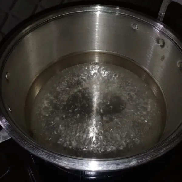 Didihkan air hingga berbuih.