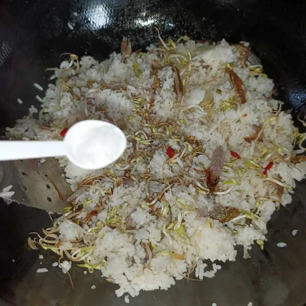 Bumbui dengan kecap manis, garam, lada bubuk dan kaldu jamur.
