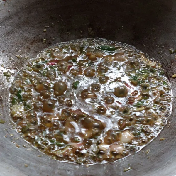 Panaskan minyak goreng, lalu goreng cabe hingga hilang langunya, matikan api kompor.
