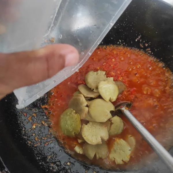 Masukkan jengkol dan aduk rata.