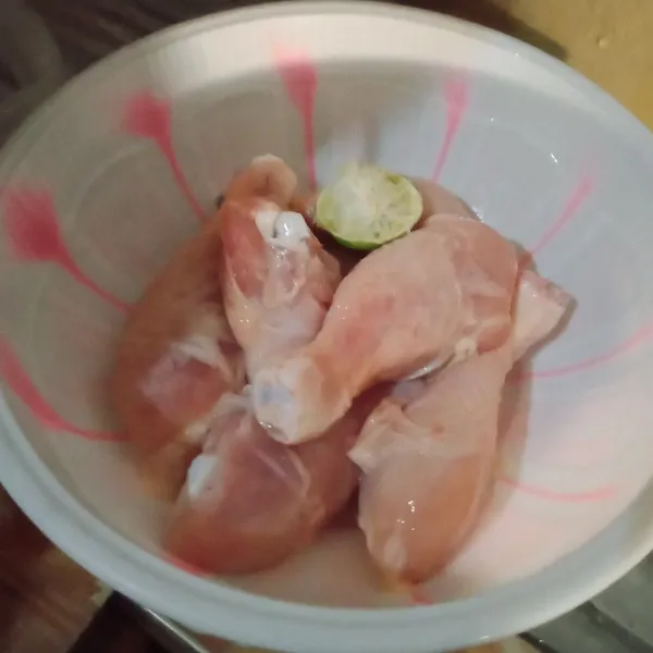 Cuci bersih ayam kemudian lumuri dengan air perasaan jeruk nipis, sisihkan.