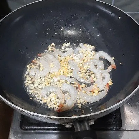 Kemudian masukkan udang, masak hingga berubah warna.