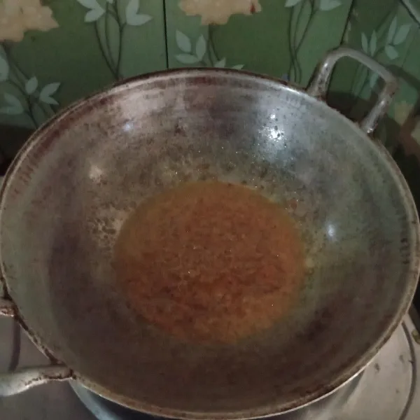 Rebus ayam, setelah mendidih buang air rebusannya dan ganti dengan air baru. Rebus kembali hingga ayam empuk lalu tumis bumbu halus hingga harum.