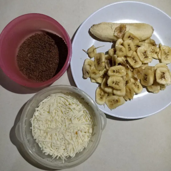 Siapkan untuk topping lekker nya, potongan pisang, coklat serut atau meses dan keju parut.