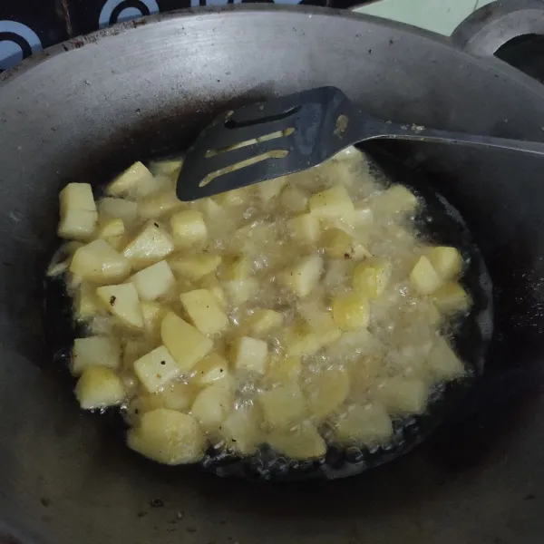 Kupas kentang, cuci bersih lalu goreng hingga matang, angkat.
