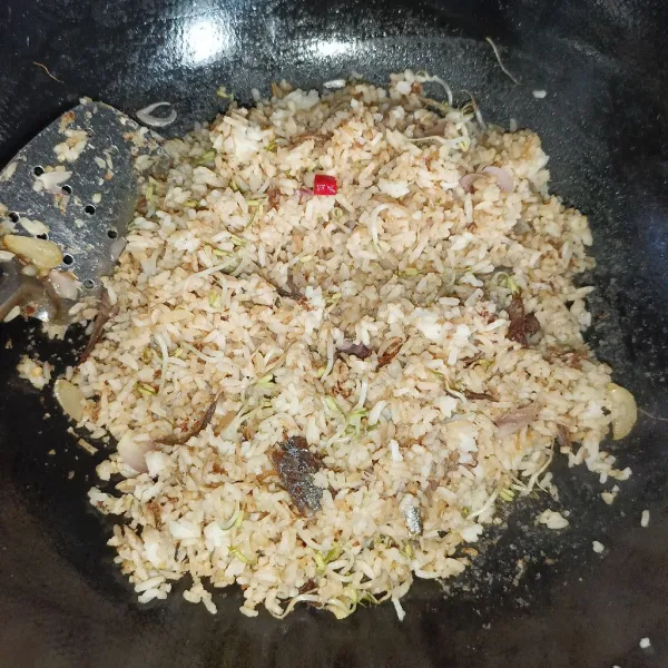 Aduk-aduk sampai nasi terasa sedikit kering, koreksi rasanya dan siap disajikan.