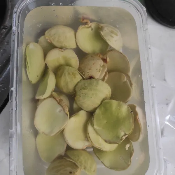 Buka jengkol, redam menggunakan air garam.