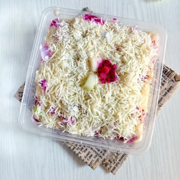 Terakhir beri saus saladnya dan topping keju parut merata. Sajikan.