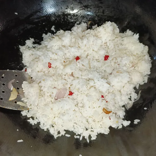 Masukkan nasi putih dan aduk rata.