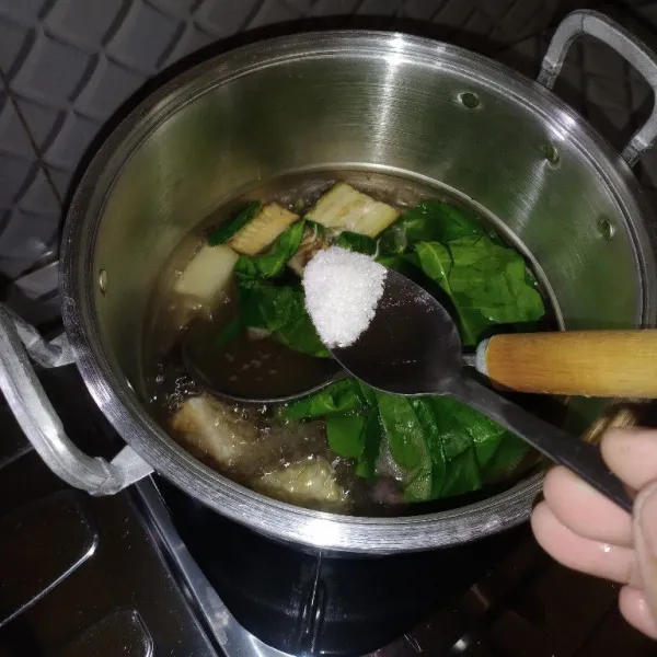Lalu beri garam. Koreksi rasa, dan sajikan.