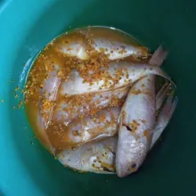 Siram bumbu ke dalam ikan, diamkan selama 5 menit agar bumbu meresap.