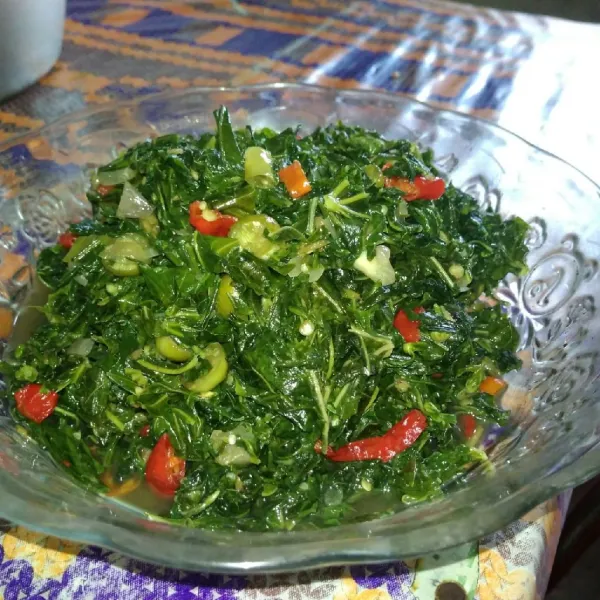 Makanan siap disajikan bersama nasi hangat .