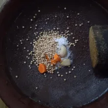 Haluskan ketumbar, kunyit, dan bawang putih, tambahkan air.