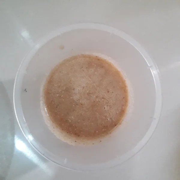 Blender halus bawang putih bersama ketumbar bubuk, garam, dan kaldu jamur.