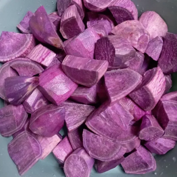 Kupas ubi ungu lalu di cuci sampai bersih.
