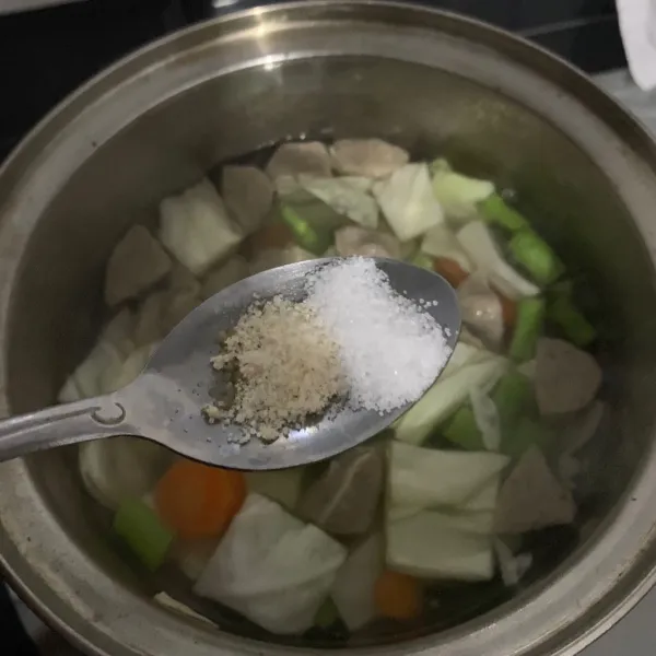 Beri garam, gula, kaldu jamur, aduk merata.