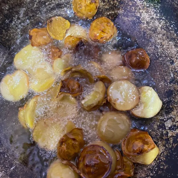 Bersihkan jengkol lalu potong 2. Goreng jengkol dengan api kecil agar masak didalamnya. Setelah masak angkat dan pukul pukul agar lunak.