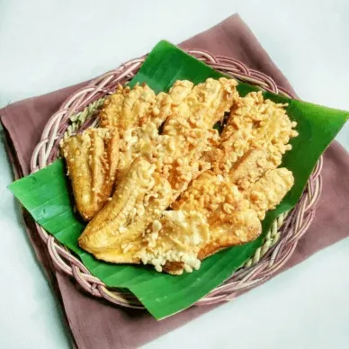 Pisang goreng khas Pontianak dengan sajian tatakan daun pisang serta piring bambu