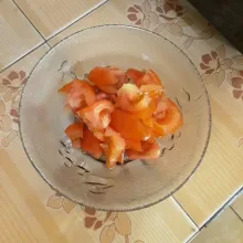 Cuci lalu potong tomat dan masukkan ke dalam mangkuk.