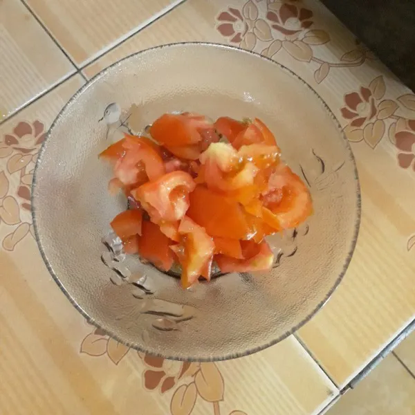 Cuci lalu potong tomat dan masukkan ke dalam mangkuk.