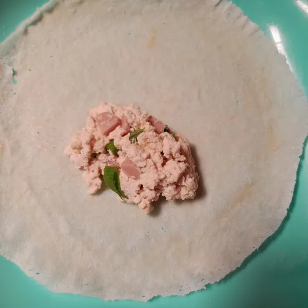 Ambil selembar kulit lumpia lalu masukkan satu sendok makan adonan, lipat seperti amplop.