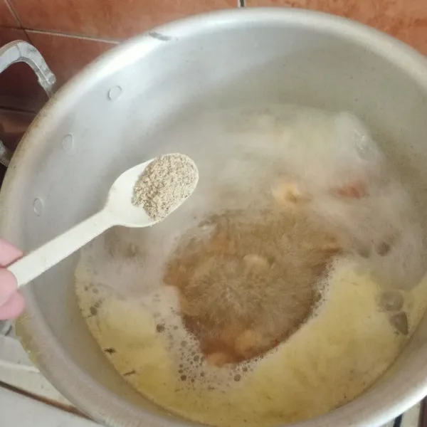 Tambahkan bumbu penyedap garam, kaldu bubuk, merica bubuk, dan msg. Tunggu hingga matang.